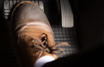 How to choose the best shoes or trainers for driving