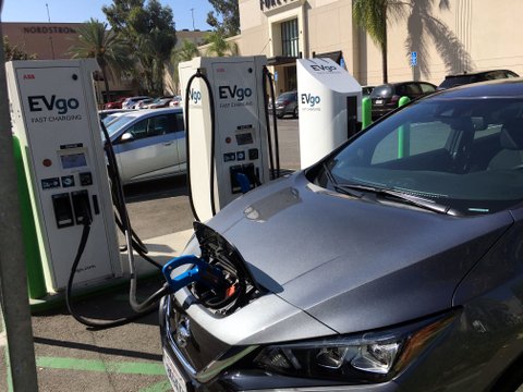 Charge, Route, Report: A 2025 U.S. EV Road-Trip & Fleet Guide