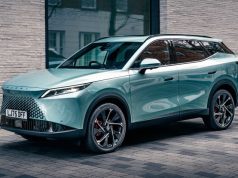 New Omoda 7 Noble Tech has unique screen that slides right across the car